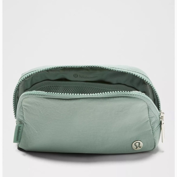 ⭐️NWT⭐️ Lululemon Everywhere Belt Bag 1L - Picture 4 of 5